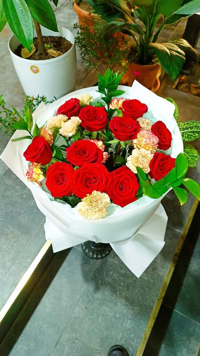 Buket yasab beramiz tayor buketlar bor dostavka qilib beramiz