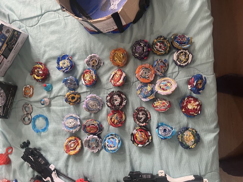 Beyblade lot има много може на едро и може и по оделно