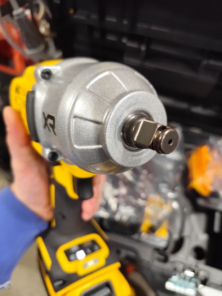Безчетков акумулаторен гайковерт Девалт Dewalt  DCF900P2T 2 × 5Ah