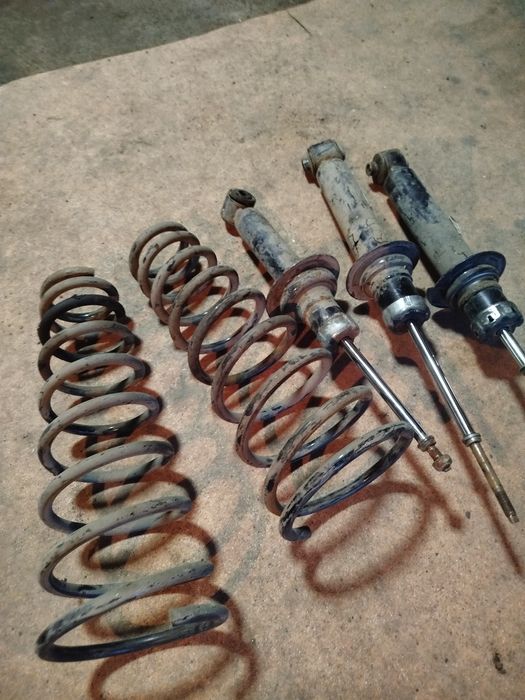 Продам передние пружины и стойки на Ниссан премьера П11