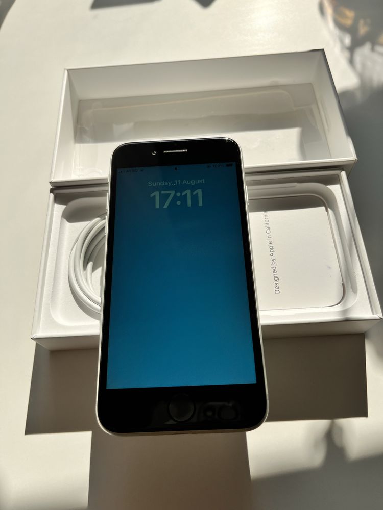 Iphone SE (2020), Бял