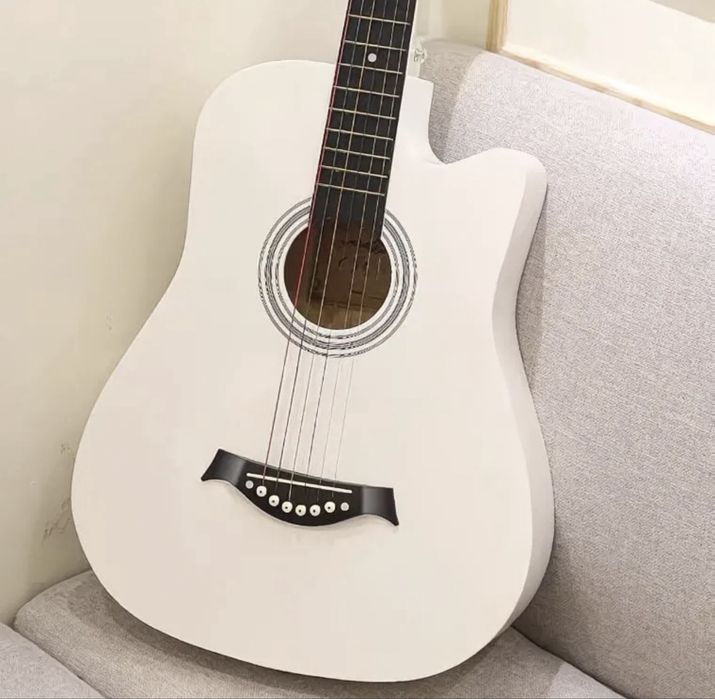 Новая гитара из дерева