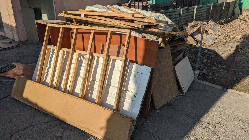 Дрова распиленные с двух деревьев