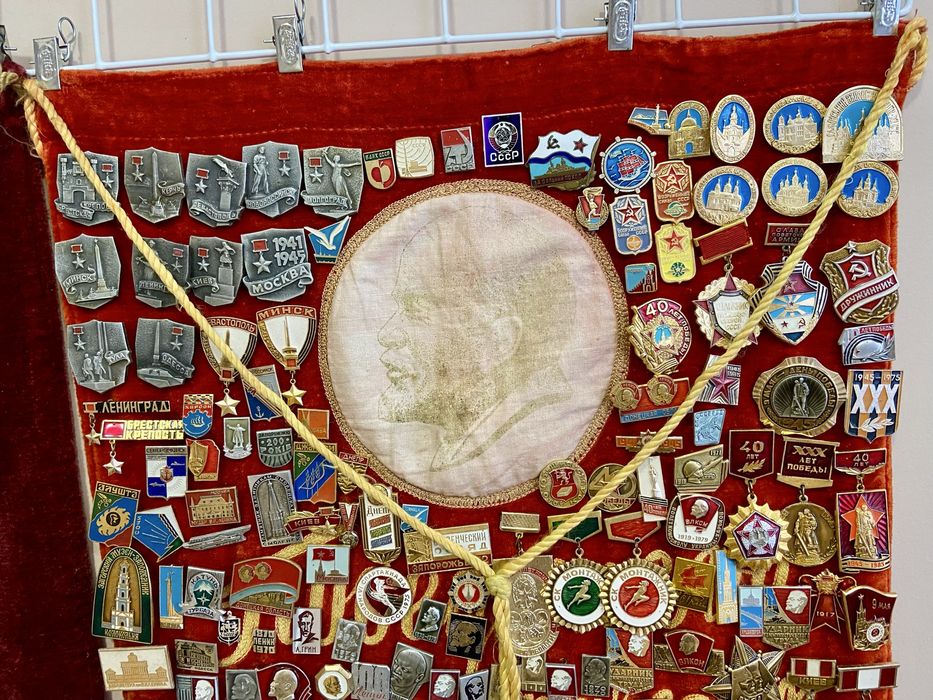 Колекция от съветски значки върху кадифено знаме
