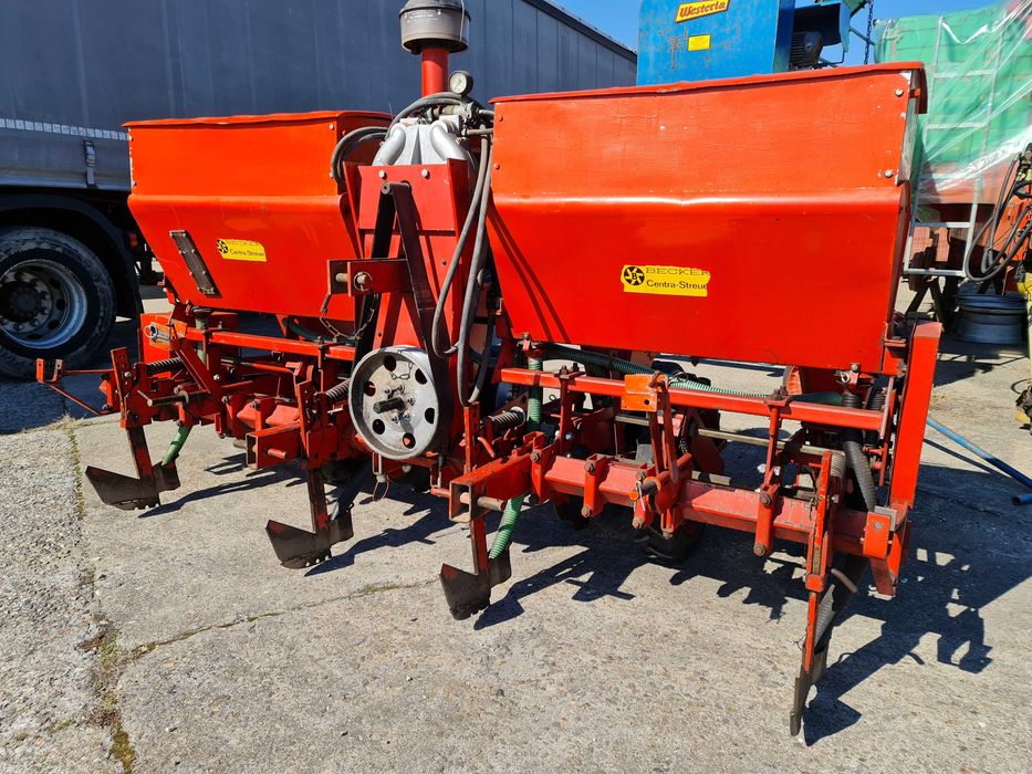 Semanatoare de porumb  marca Becker aeromat cu patru randuri ,
