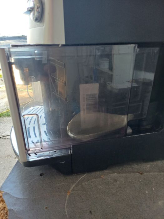 2 aparate de cafea Delonghi Magnifica Cappuccino