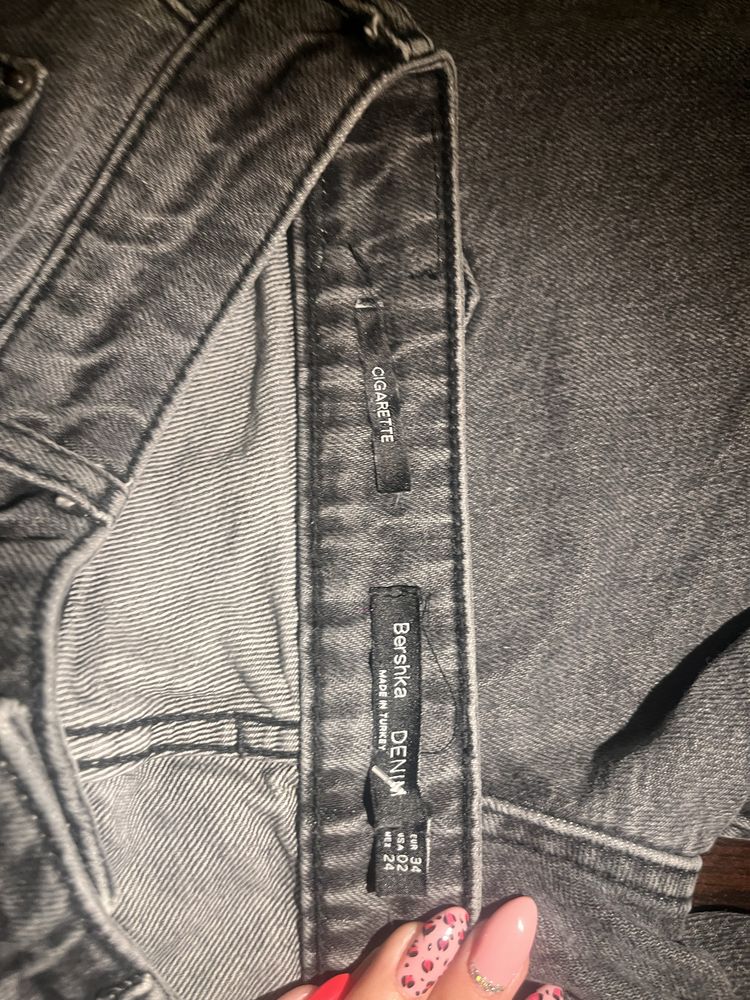 Накъсани черни дънки Bershka