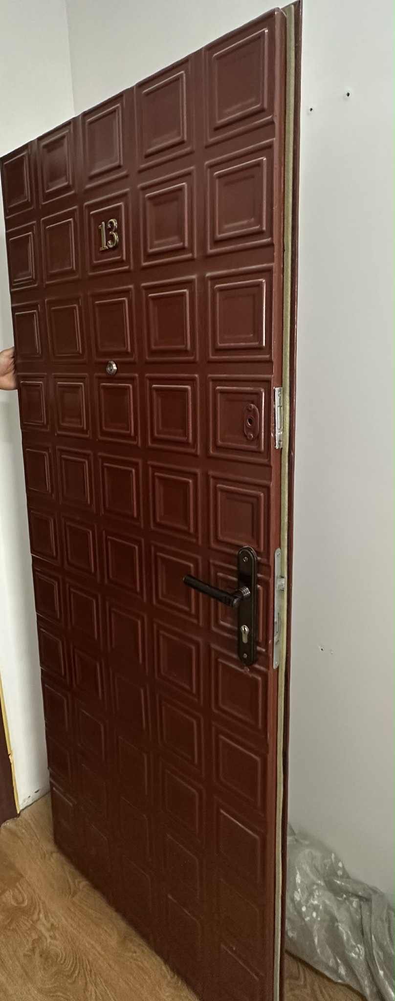 Входна врата със каса