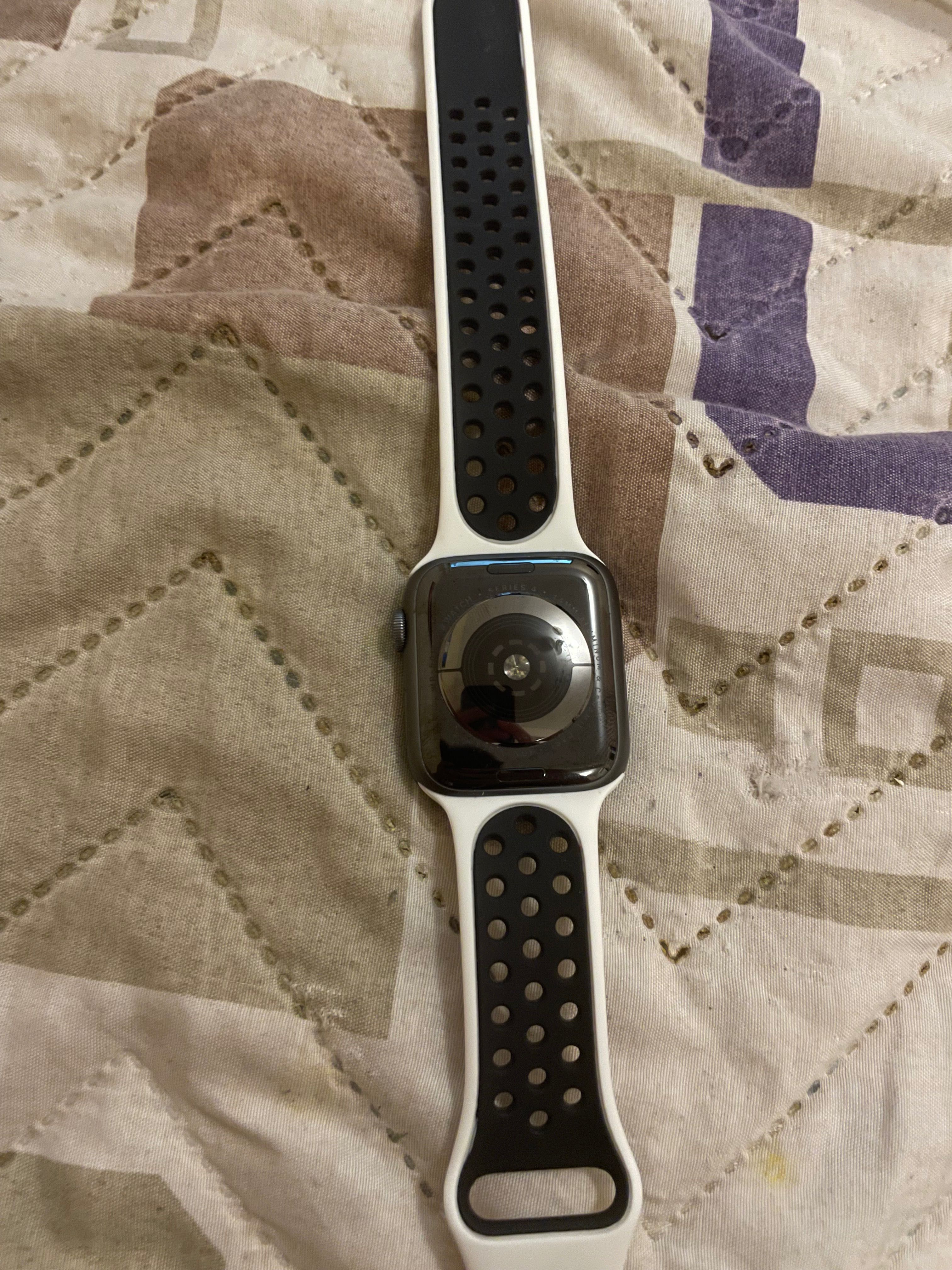 Iphone 12 с Apple Watch 4 /44mm