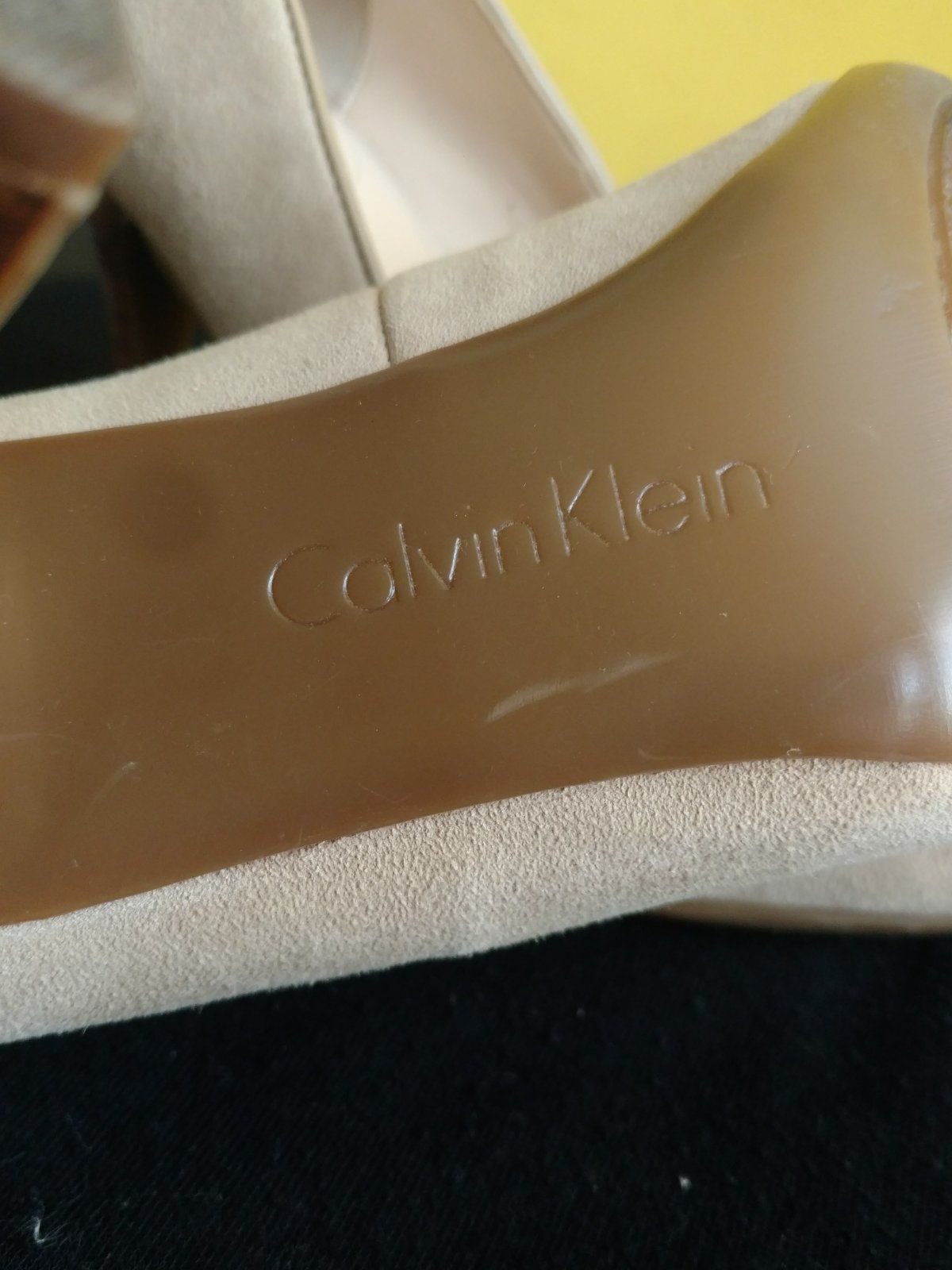 Елегантни обувки от Calvin Klein.