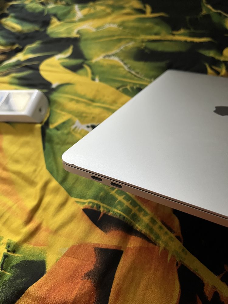 MacBook Pro 13” 2020 • Intel Core i5 1ТБ