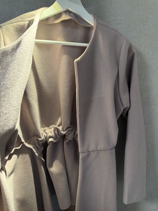 Палто в цвят пепел от рози.