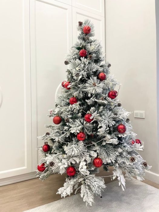 Продам снежную елку с игрушками