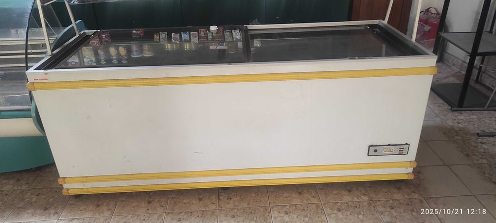 Фризер със стъклени плъзгащи врати