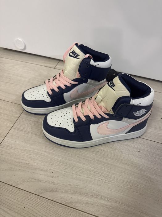 Кроссовки новые не дорогие