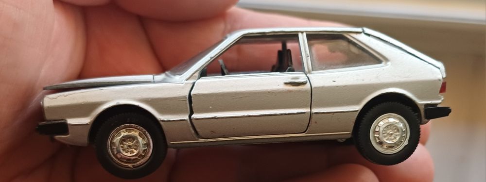 Продавам VOLKSWAGEN SCIROCCO TS - GREY MET. 1:43 -много добро състояни