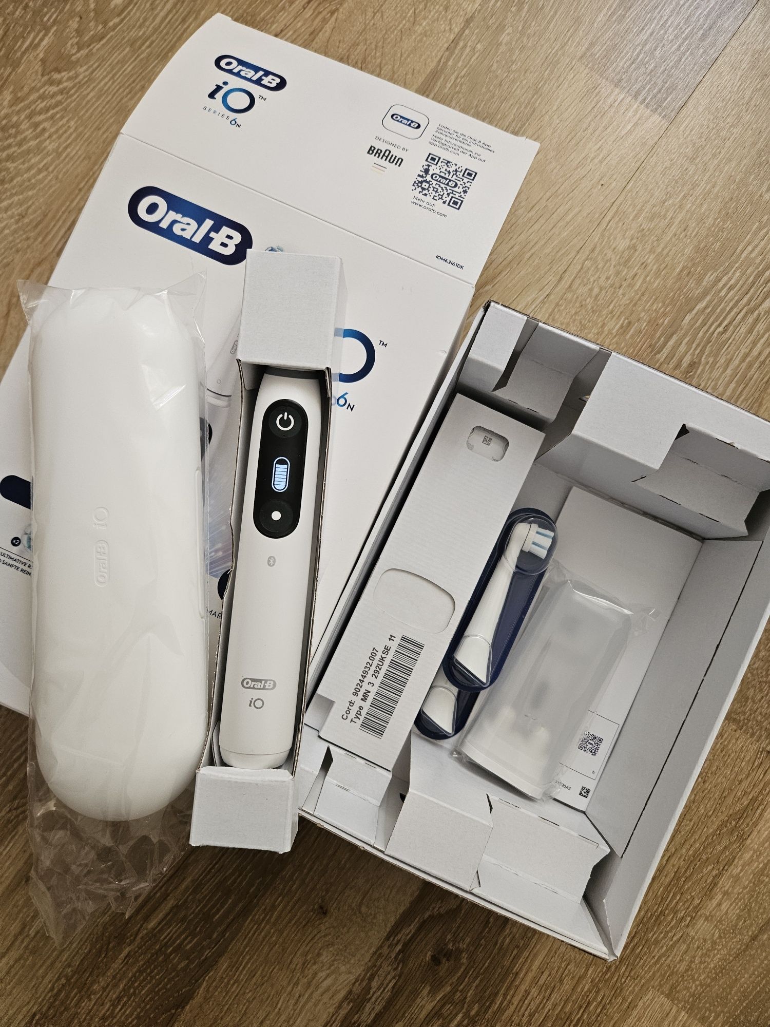 НОВА Електрическа четка за зъби Орал Б Oral B io6 с 2 бр. накрайници