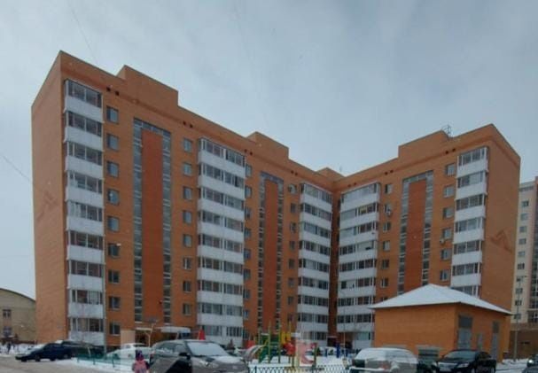 Продам 2х ком кв + бонус, кладовка (железн дверь и полки)