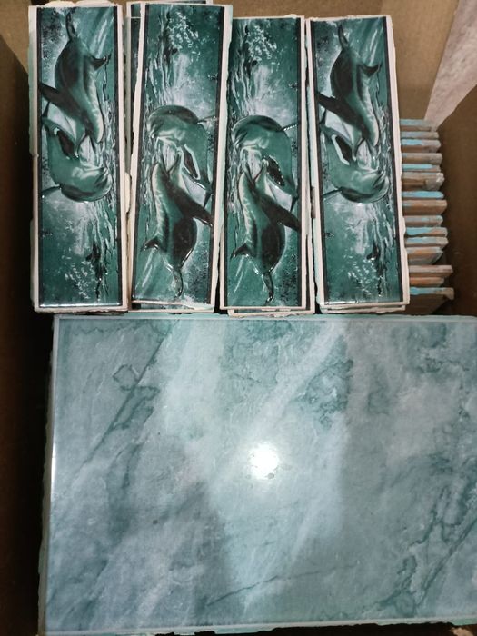 Продам кафель б/у, примерно 12-14 кв метров