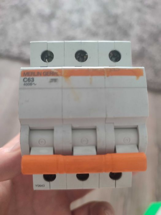 Автоматический выключатель MerlinGerin (Schneider Electric) C63 3P 63А