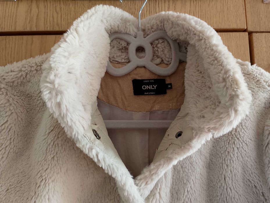 Пухкаво палтенце only, с лека забележка - 20 лв., М