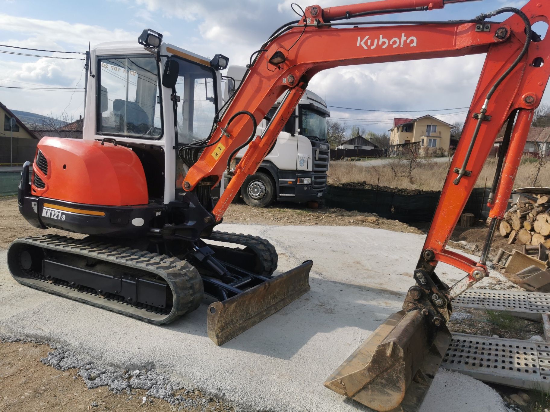 Inchiriez   miniexcavator cu picon dumper, excavator