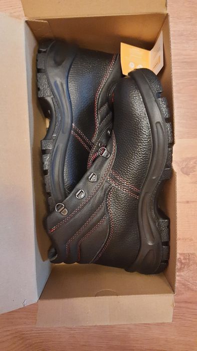 Bocanci de protectie cu bombeu metalic 40-41,nou!