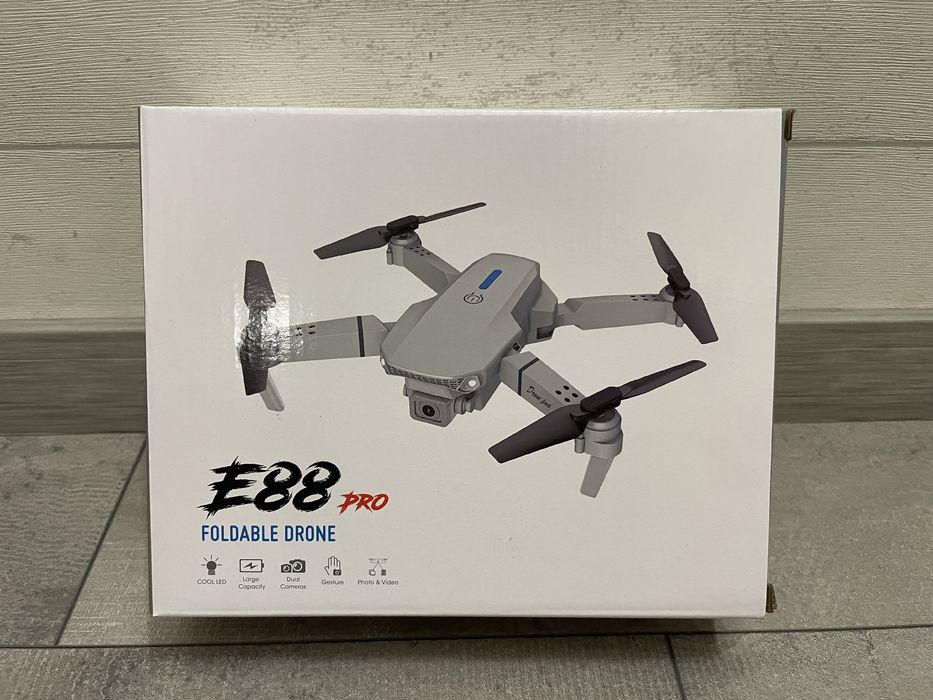 Дрон E88 Pro Foldable с дистанционно и калъф – отличен комплект!