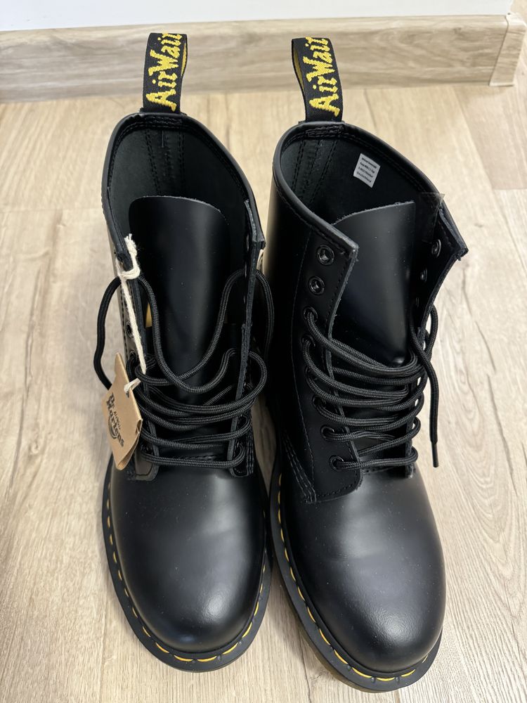 Ghete DR. MARTENS cu sireturi