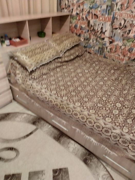 Кровать двуспальная с полками для книг и постели