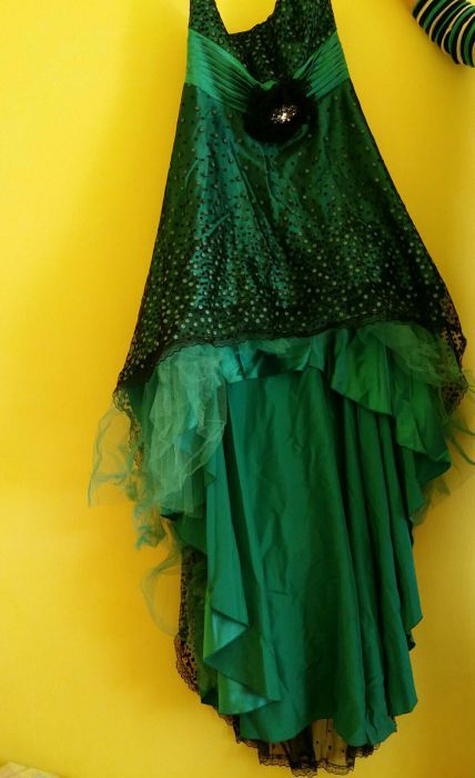 Vand  rochie eleganta lunga, verde cu dantela neagra