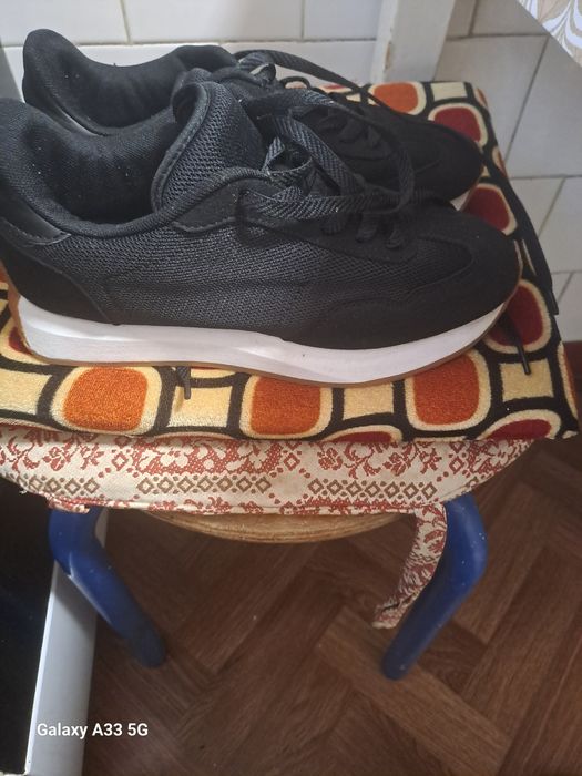 Vând  Adidași femei