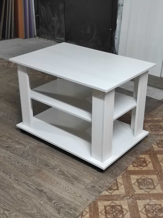 Стол журнальный. Новый, на колесах.