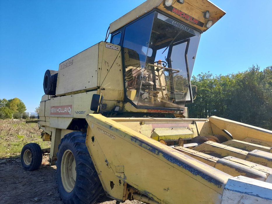 Vând combina New holland 8050 stare f bună de funcționare AC