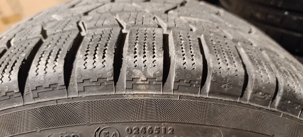 продавам гуми 225/40/18 зимни.