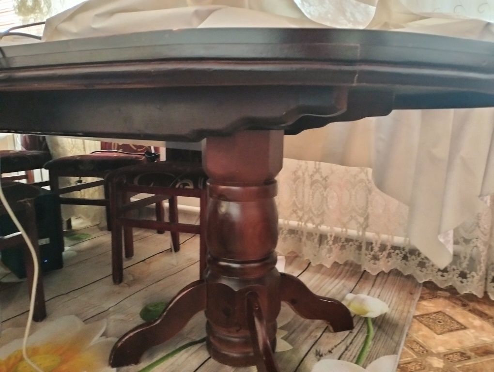 Продается стол и стулья