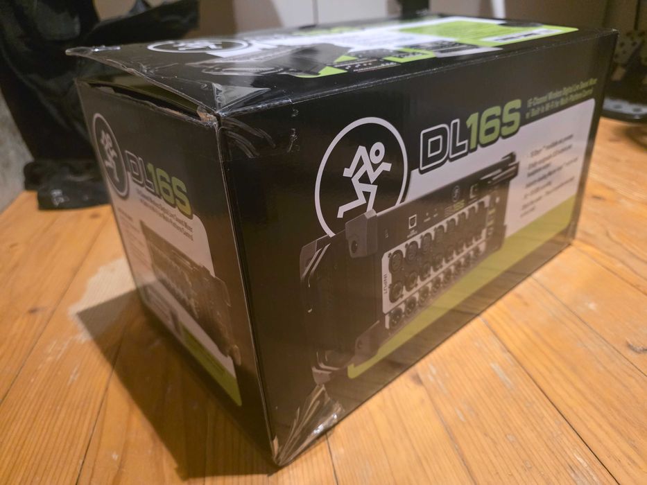 Миксер Mackie DL16S