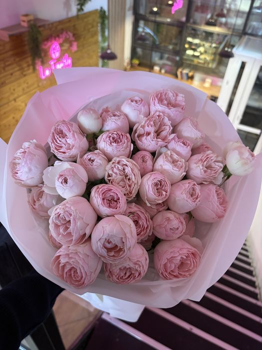 Пионовидные розы, букет по хорошей цене