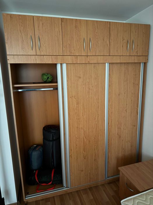 Трикрилен гардероб с шкафчета