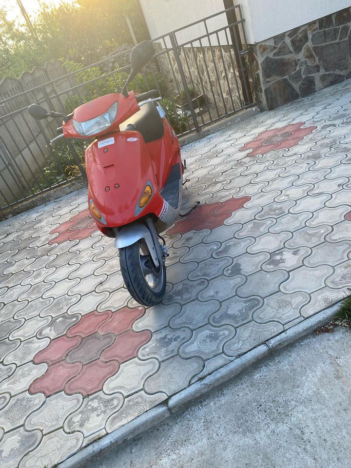 Kymco 50 are actele si instalatia electrica merge doar nu are baterie