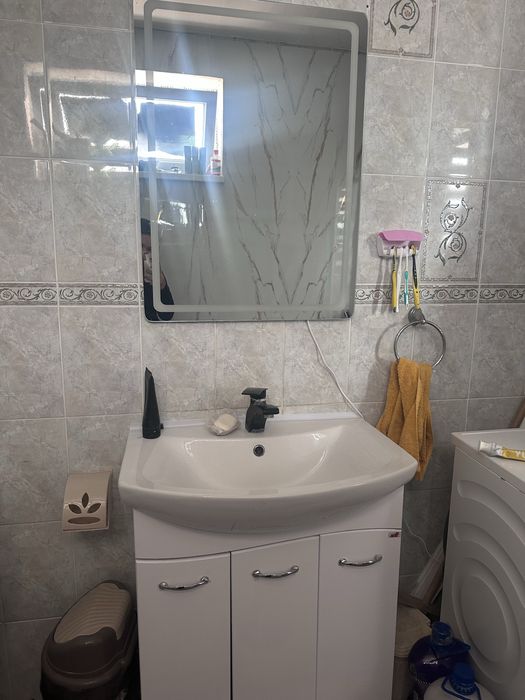 Раквина с тумбой с зеркло