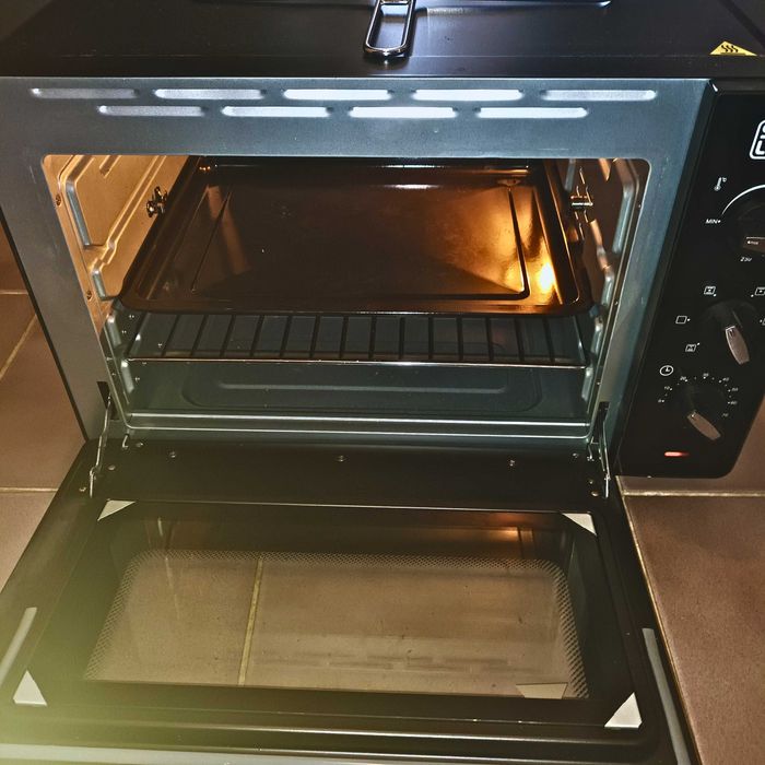 Cuptor electric Star Light cu termostat, convecție și timer, 2000W