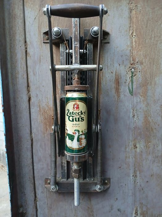 Пресс для аллюминиевых банок