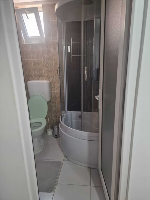 Închiriez garsoniera!