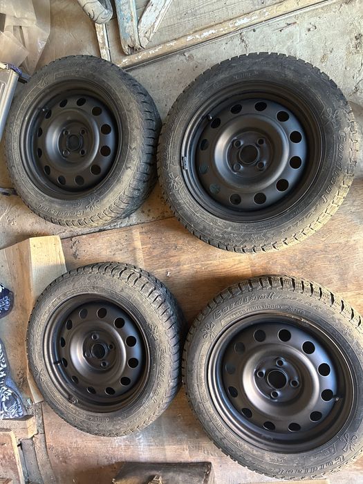 Продам шины копплект с дисками  пишите ватсап