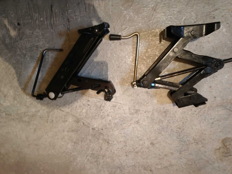 Продавам оригинален крик тип жабка от Ситроен АХ