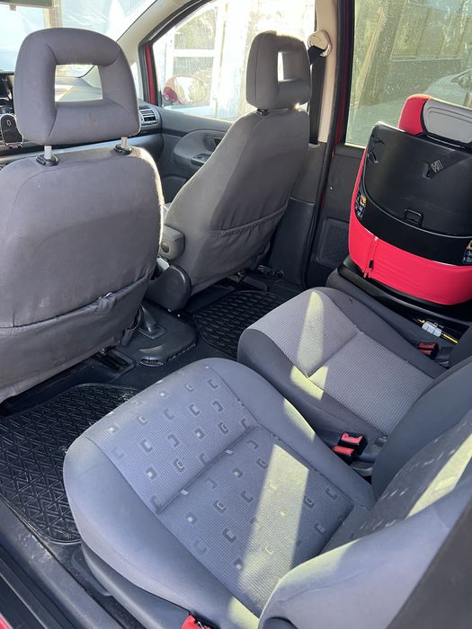 VW Sharan 2007 1.9 TDI 85 kW – 7 locuri – Climatronic bi-zonă – Roșu