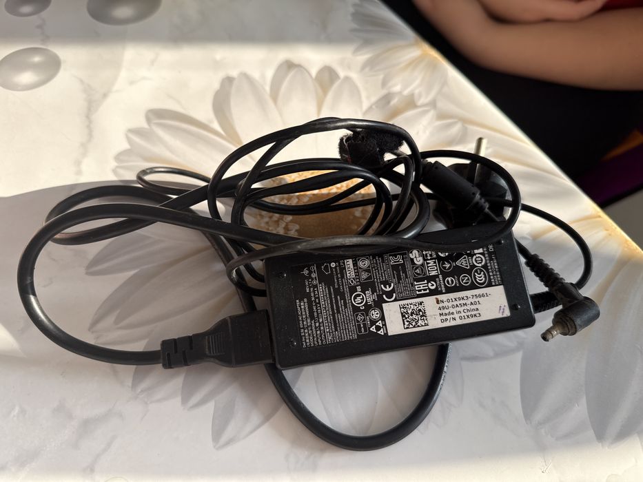 Продам адаптор от ноутбука делл