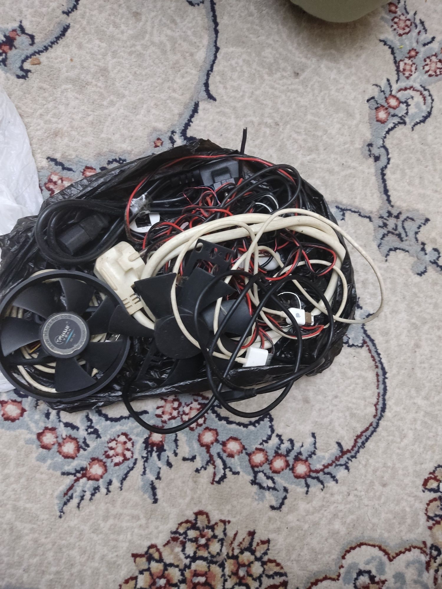 Kabellar harxil kampetur,telefon,sefon shlanka hammasi bir qilib sotil