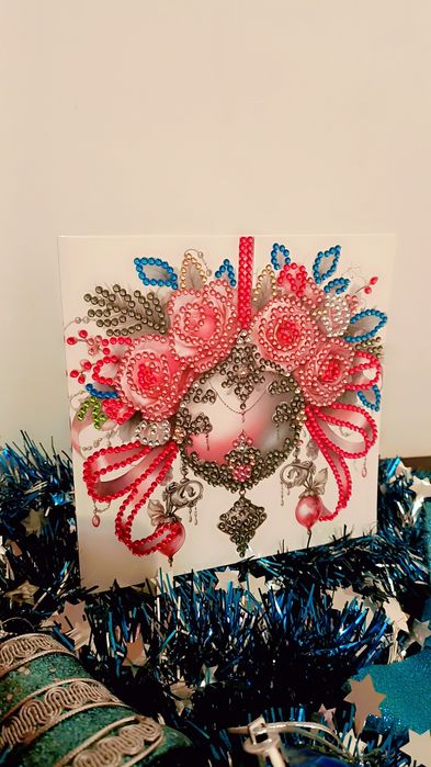 Felicitare de Crăciun stil mozaic cu diamante – model glob floral